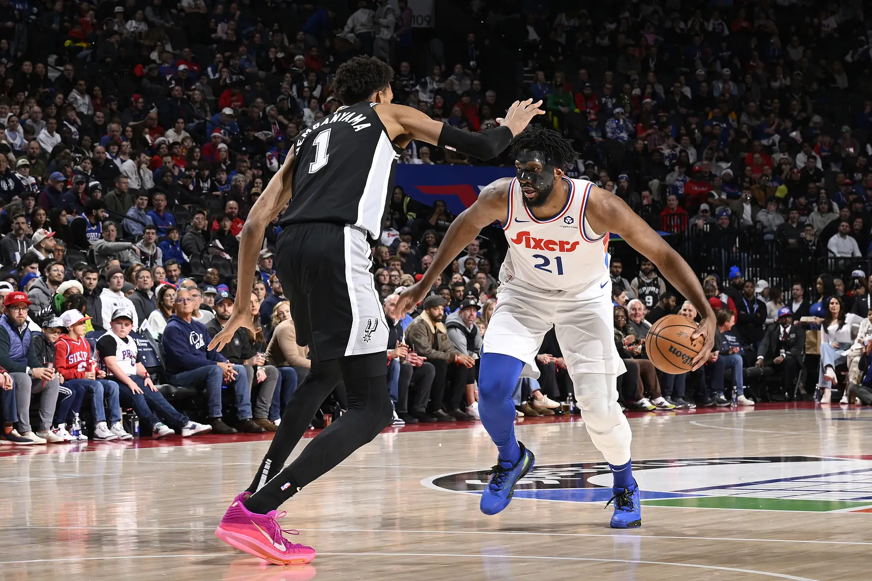 黄蜂队利用主场之利击败马刺队