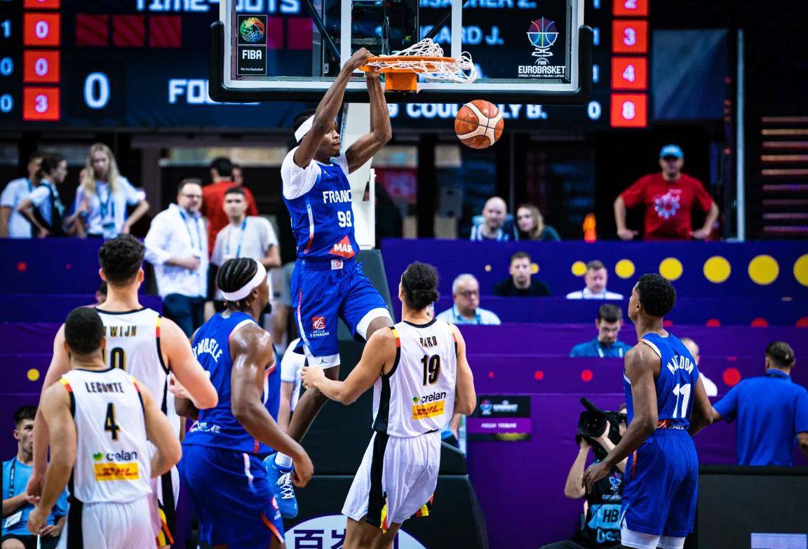 西班牙男篮完胜波兰男篮，莫兰特三分雨点燃全场