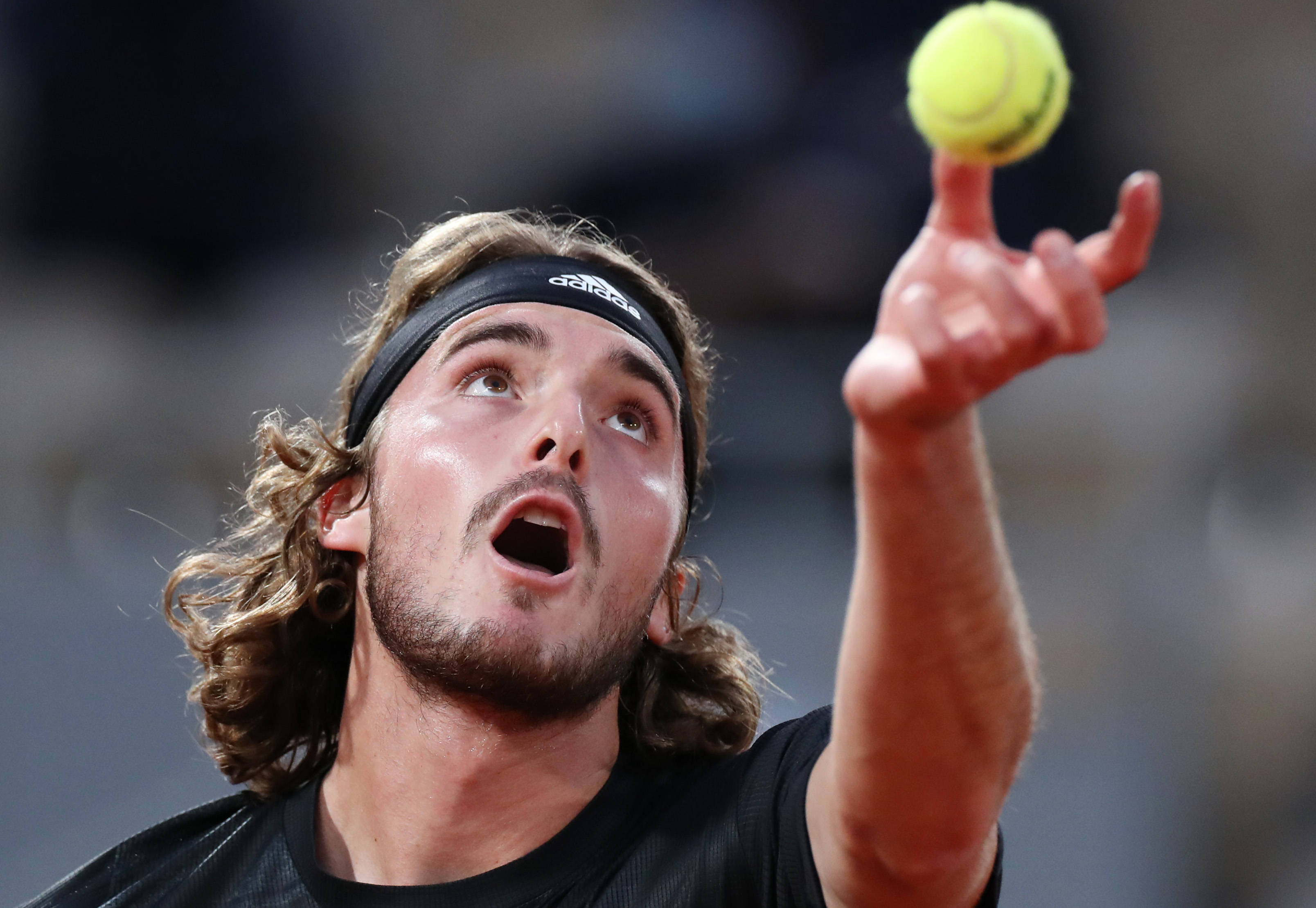 法国网球队险胜日本网球队，西西帕斯完成帽子戏法