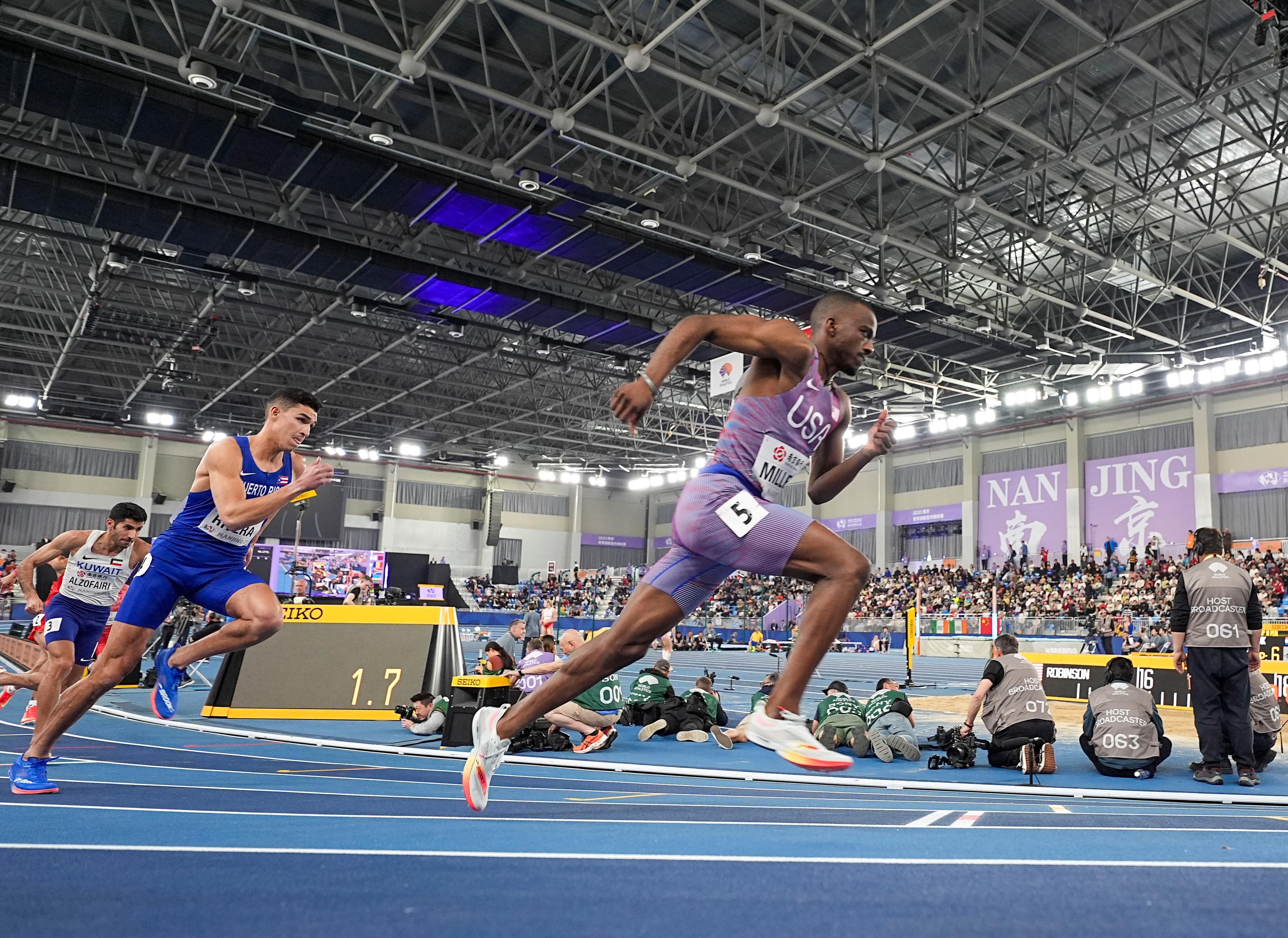 激动人心的比赛中，队员展现出色表现