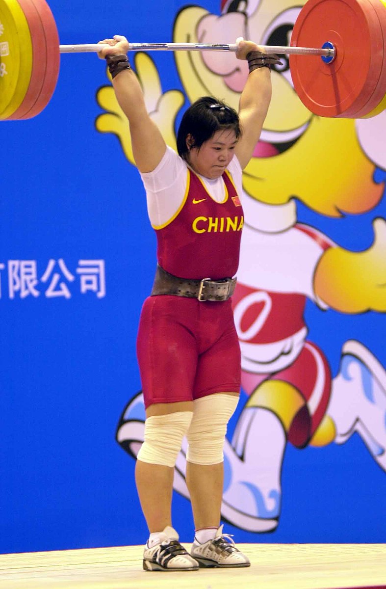 激动人心的比赛中，队员展现出色表现