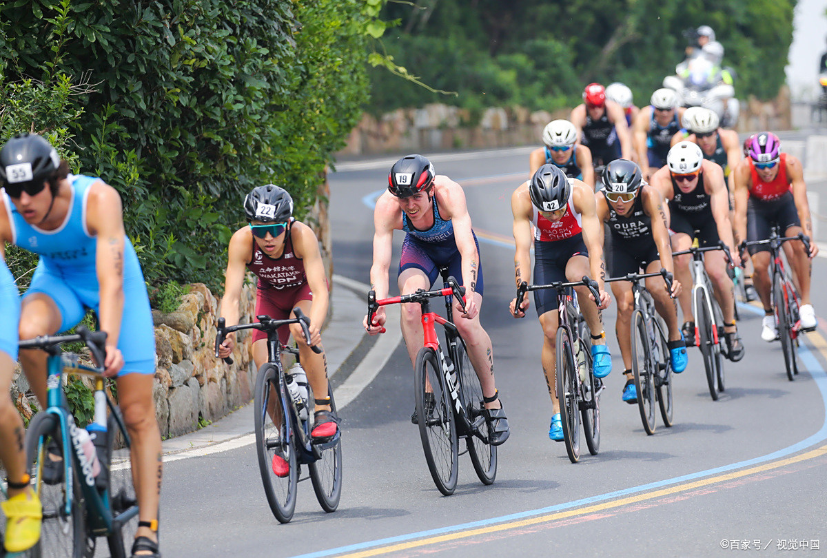 瑞士铁人三项选手全面发力，勇夺冠军